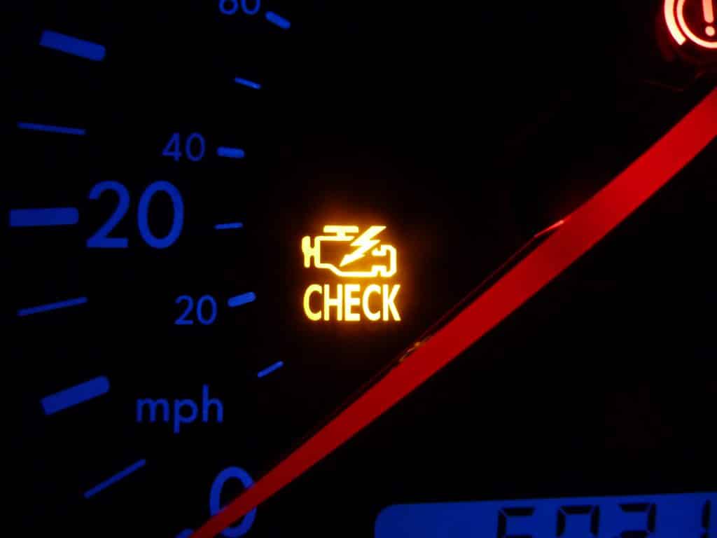 QUÉ HACER CUANDO SE ENCIENDE EL “CHECK ENGINE”